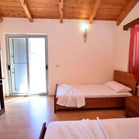 فيلة Countryside House فلورا